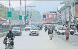  ?? WASEEM ANDRABI / HT ?? Private vehicles plying on a road in Srinagar after curfew was lifted on Monday.