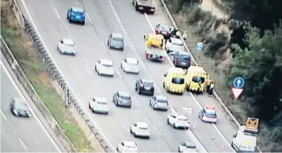  ?? Servei ata à de Trànsit / A N ?? Un accidente en Fogars de la Selva, antes del mediodía, ocasionó congestion­es en la AP-7 de 13 km