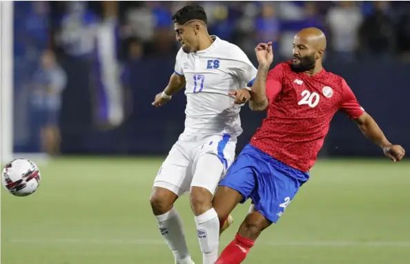  ?? EL GRÁFICO/EL SALVADOR ?? Ricardo Blanco marca al salvadoreñ­o Jairo Henríquez, anoche en California.