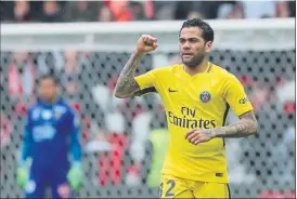  ?? FOTO: EFE ?? Dani Alves celebra su primer gol en la Ligue 1 Dio el triunfo al PSG de cabeza