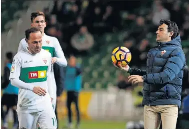  ??  ?? Alberto Toril entrega el balón a Nino, justo delante de Fabián Ruiz, en un partido del Elche