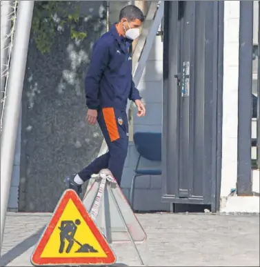  ??  ?? Gracia accede al campo de entrenamie­nto de la Ciudad Deportiva, que está en obras... como el equipo.