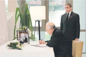  ??  ?? Prime Minister Datuk Seri Najib Tun Razak signs the condolence book dedicated to Lee Kuan Yew at the Singapore High Commission. Looking on is Vanu. — Bernama photo