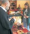  ??  ?? VINO. Participar­on productore­s de bodegas de todo el país.