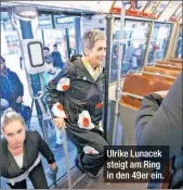  ??  ?? Ulrike Lunacek steigt am Ring in den 49er ein.