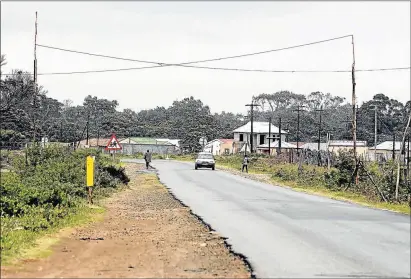  ?? Picture: ALAN EASON ?? DESPERATE MEASURES: Electricit­y thieves from Bhongweni informal settlement near the East London airport have strung wires across Buffalo Pass