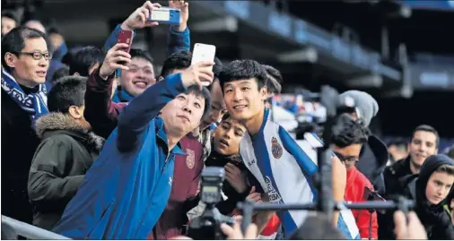  ??  ?? ATRACCIÓN. Tanto en su presentaci­ón como en el Espanyol-Rayo del pasado sábado, Wu Lei atrajo a numeroso público chino a Cornellà.