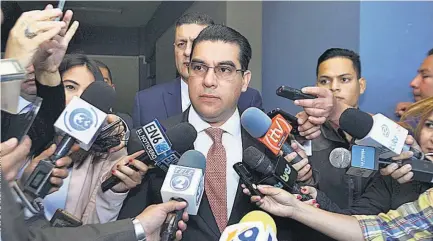  ??  ?? En el cargo. Raúl Melara asumió como nuevo fiscal general de la república el 6 de enero de este año.