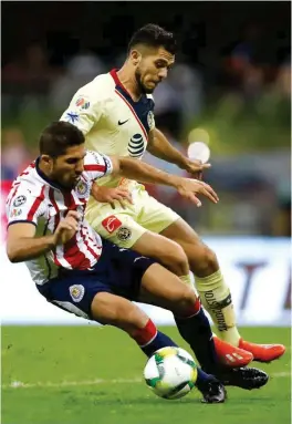  ??  ?? INTENSO. Pereira disputa un balón con Martín en el juego de la Copa MX.