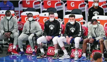  ?? REUTERS ?? El banquillo de los Knicks, con sus jugadores enmascarad­os en el partido ante los Nuggets