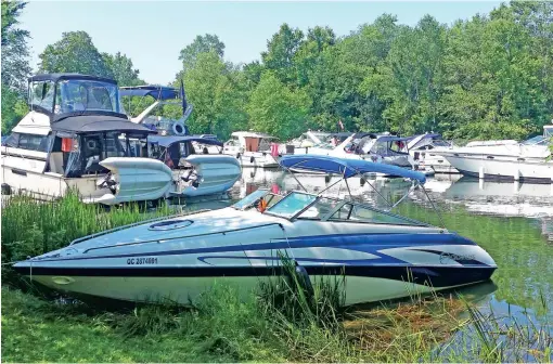  ?? PHOTO COURTOISIE, SOPHIE LACOMBE ?? De nombreux Québécois se disent « emprisonné­s » sur leur bateau depuis plus d’une semaine à Seeley’s Bay, près de Kingston, parce que Parcs Canada refuse d’ouvrir certaines écluses depuis une pluie torrentiel­le la semaine dernière.