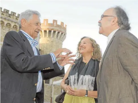  ?? EFE ?? Arturo Suqué conversa con Josep Lluís Carod-Rovira y su esposa junto al castillo de Peralada, en 2009