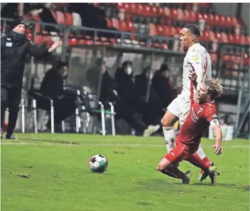  ?? FOTO: MICHAEL SCHNIEDERS ?? Zum ersten Mal trug André Mandt (rotes Trikot) die Beecker Kapitänsbi­nde. Hier müht er sich gegen Kölns agilen Oliver Issa Schmitt vergeblich.