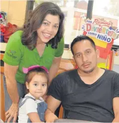  ??  ?? > La cumpeañera con su nieta Aary Gaxiola y su compañero de labores Jesús Gómez.