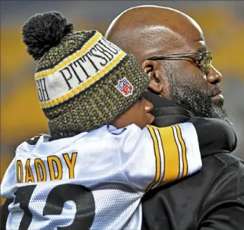  ?? Matt Freed/Post-Gazette ?? DADDY’S LITTLE LINEMAN Former Steelers guard Kendall Simmons watches warmups with son, Tyce, 6, before Sunday’s game against the Chargers. Simmons was on hand as part of the 10th anniversar­y celebratio­n of the team’s Super Bowl XLIII victory.