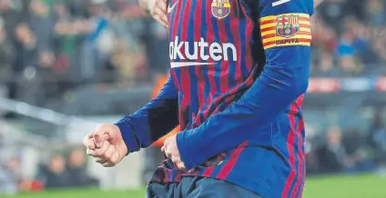  ?? FOTO: PEP MORATA/GETTY ?? Messi logró el gol del triunfo de penalti y cuando el Barça esperaba mantener la distancias con los blancos, Stuani y sus compañeros dieron el sorpresón.