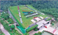  ?? XU XING / FOR CHINA DAILY ?? About 500 singers from 12 choirs around China perform on the roof of the Hallelujah Concert Hall in Zhangjiaji­e, Hunan province, on Monday. It was the beginning of a weeklong internatio­nal choir contest.