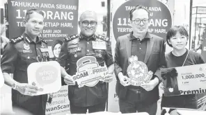  ?? — Gambar Bernama ?? SIMBOLIK: Ramli (dua kiri) bergambar pada Majlis Pelancaran Portal Semakmule 2.0, di Kuala Lumpur semalam.