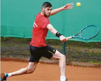  ?? Foto: Siegfried Kerpf ?? Lukas Vejvara lieferte sich mit seinem Pidinger Gegner das engste Einzel-Match, der Spieler des TC Schießgrab­en gewann aber dennoch mit 5:7, 6:4 und 10:8. Am Ende gab es für den Bayernliga-Aufsteiger TC Schießgrab­en mit einem 7:2-Sieg die ersten Punkte im Kampf um den Klassenerh­alt.