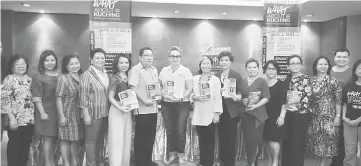  ??  ?? Dona (centre), Wee (sixth left), Gracie (fourth left), Esther (fifth left), Marian (eighth left) and Laura (seventh right) pose for a photo with the vendors at the press conference.