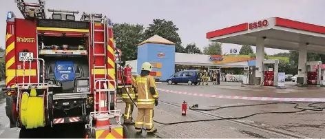  ?? FOTOS (2): D. STANIEK ?? Die Tankstelle an der Kreuzung Rheydter-/Jülicher Straße in Elsen wurde gestern wegen Brandgefah­r von der Feuerwehr abgesperrt.