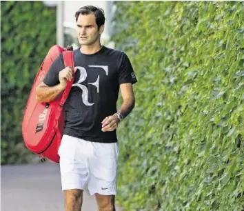  ?? KEYSTONE ?? Roger Federer auf dem Gelände der Anlagen von Wimbledon: Holt er zum neunten Mal den Titel?