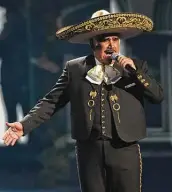  ?? Chris Pizzello / AP ?? Vicente Fernández, en foto de archivo, durante una presentaci­ón en los premios Latin Grammy en 2019.