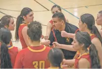  ?? NICK SANCHEZ/FOR THE NEW MEXICAN ?? Bobby Romero, who took over coaching the Española Valley girls team Tuesday, huddles between quarters with the team Wednesday in Española.