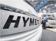  ?? FOTO: DPA ?? Hymer-Mobile auf dem Caravan-Salon in Düsseldorf: Der Fahrzeugba­uer untersucht, ob er mit DCB belastete Polster verwendet hat.