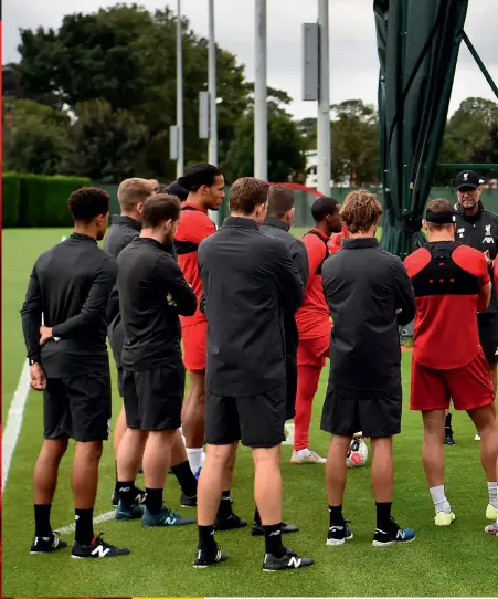  ??  ?? Ovan Den goda stämningen på Melwood har gjort att spelarna har kommit varandra nära.