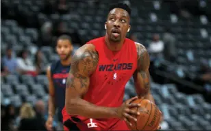  ?? DAVID ZALUBOWSKI — THE ASSOCIATED PRESS FILE ?? Wizards center Dwight Howard practices in March in Denver. A person familiar with the decision says the Lakers intend to sign Howard after he completes a buyout with Memphis.