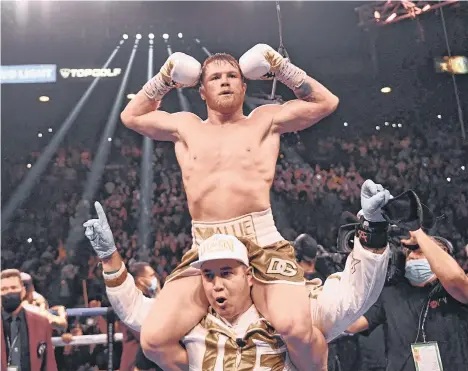  ?? /GETTY IMAGES. ?? Saúl ‘Canelo’ Álvarez, a hombros tras haber ganado todos los cinturones en el peso supermedia­no.