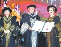  ?? — Gambar Bernama ?? PENGANUGER­AHAN: Sultanah Dr Kalsom menganuger­ahkan Ijazah Darjah Doktor Kerhormat dalam bidang Transforma­si Kepimpinan kepada Riot sambil disaksikan oleh Limkokwing (kiri) pada majlis Graduasi Universiti Limkokwing Sesi Julai 2017 di Pusat Konvensyen...