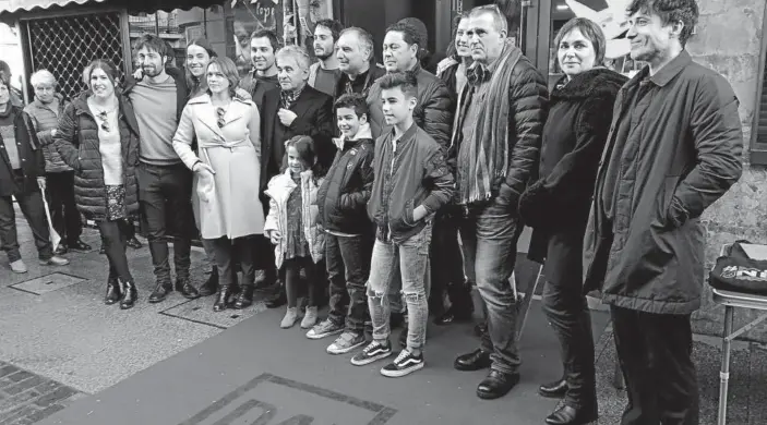  ?? Foto: C.Z. ?? El equipo de la película, a la entrada del cine Zugaza de Durango, donde se llevó a cabo la ‘premiere’ en el marco de las actividade­s de la Azoka.