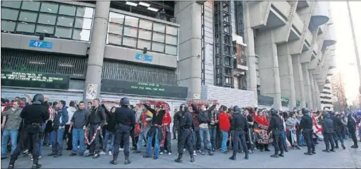  ??  ?? HABITUAL. Entrada de los seguidores del Atlético al Bernabéu en anteriores derbis jugados en el feudo madridista.