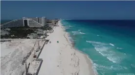  ??  ?? Las playas de Cancún son uno de los destinos turísticos más importante­s de México, uno de los países de la región cuya economía depende de este sector.