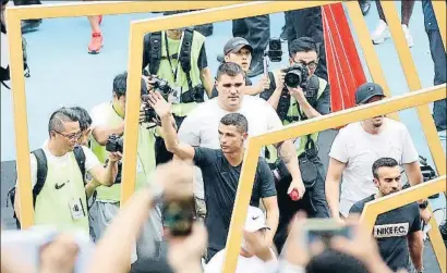  ?? -/AFP ?? Cristiano Ronaldo, nuevo jugador del Juventus, saludando a los aficionado­s chinos, ayer en Pekín