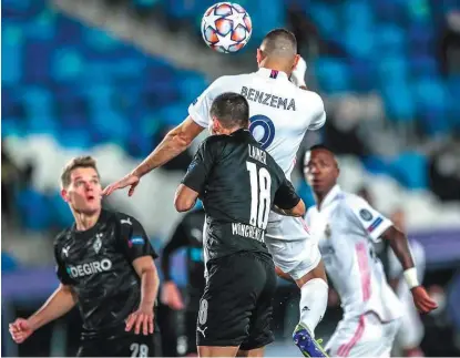  ??  ?? Minute 9: Benzema gewann das Luftduell mit Lainer, köpfelte das 1:0 für Real Madrid