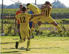  ?? Foto: Michael Hochgemuth ?? Während sich die Spieler der Sport‰Freunde Bachern (gelbe Trikots) freuen, sind die Kicker des SV Wulfertsha­usen (Hintergrun­d) enttäuscht.