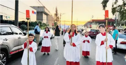  ?? RADIO SANTA CLARA ?? Keytlin Sánchez (centro) es monaguilla desde hace siete años.