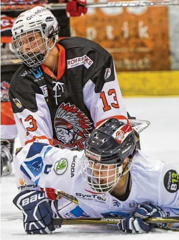  ?? Archivfoto­s: Erwin Hafner ?? Zimperlich darf man im Eishockey nicht sein, schon gar nicht, wenn man wie Carina Strobel (oben) zu den Olympische­n Spielen will.