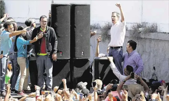  ??  ?? JUAN GUAIDÓ. El presidente de la Asamblea Nacional ayer en un acto poco después de ser liberado; el político opositor fue detenido por los servicios de inteligenc­ia.