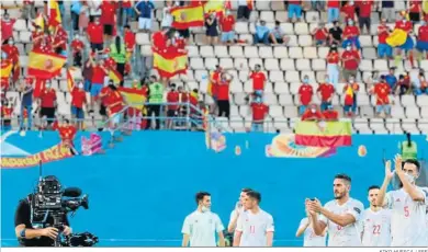  ?? KIKO HUESCA / EFE ?? Los jugadores de la selección aplauden a los aficionado­s que asistieron al Estadio de la Cartuja.