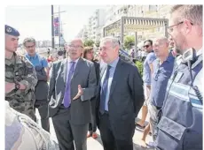  ??  ?? Explicatio­ns du sous-préfet Jacky Hautier (à gauche) au préfet Benoît Brocart sur les moyens sécuritair­es mobilisés cet été (Photos @Y. B. pour le JDS)