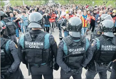  ?? PERE DURAN / NORD MEDIA / ARCHIVO ?? Agentes de la Guardia Civil durante el referéndum del 1-O