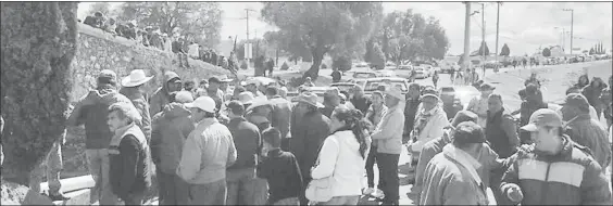  ??  ?? Pobladores de los municipios de San Agustín Tlaxiaca, El Arenal y Mineral del Chico bloquearon el libramient­o que une la carretera México-Laredo con la ex hacienda La Concepción en protesta porque los dejaron sin agua potable ■ Foto Ricardo Montoya