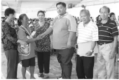 ?? CONTRIBUTE­D PHOTO ?? Mandaue City Councilor Jose Jefferson Ceniza hands financial assistance from the city government to a senior citizen. Witnessing the ceremony is Office of Senior Citizens Affairs head Nedy Sienes.