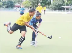  ??  ?? A friendly match in progress between the Sukma-bound men and women’s teams at the Sarawak Hockey Stadium along Jalan Padungan.