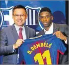  ??  ?? Ousmane Dembélé (r.) präsentier­te mit Barca-Präsident Josep Bartomeu sein neues Trikot mit der Nummer 11.