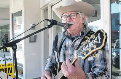  ?? PHOTO: MARGARET PHILLIPS ?? Singing it out . . . Alexandra singer Brian Houliston took to Gore’s Main St to show the town his talent at the start of the MLT New Zealand Gold Guitar Award events.